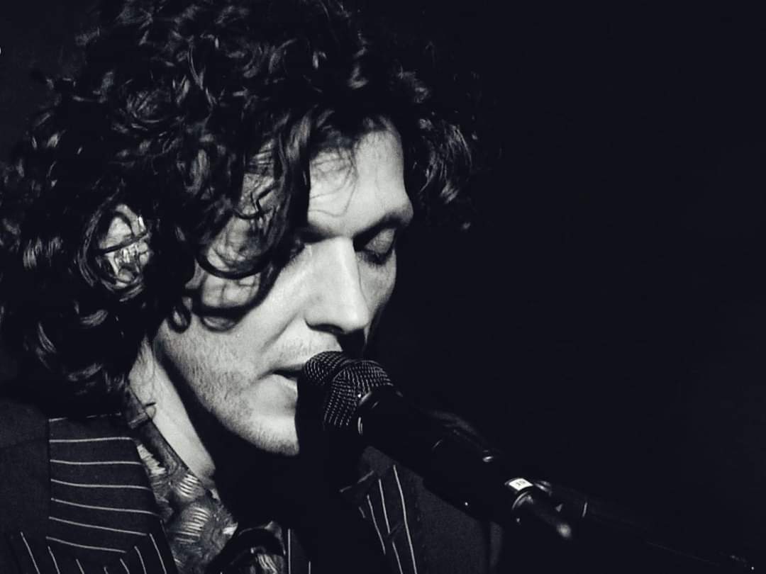 Gabri_strawb's tweet photo. Auguri alla mia voce preferita nel mondo #BuonCompleannoErmal 💘 https://t.co/gZ0hPzGEIE