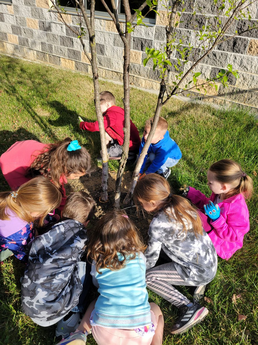 Enthusiastic 4s pulling weeds for Earth Day💚 <a href="/SharpsburgElem/">Lil' Warriors</a>