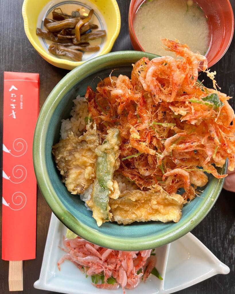 ookuiip's tweet photo. #桜海老 #桜海老かき揚げ丼 #生桜海老 #由比の桜海老 #くらさわや #11時開店に行ったら混んでて13時まで入れず #桜海老かき揚げ #どんぶり好き #静岡由比産の生桜海老のかき揚げ #おいしい😋 https://t.co/wwhk1yy9bN