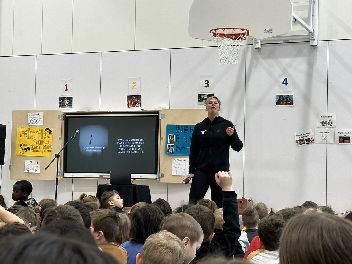 isabernard23's tweet photo. Conférence à notre école avec la merveilleuse et très inspirante @EveDicaire ! Les élèves ont adoré!!! #education #boxe #edqc #eduqc #réussite https://t.co/S5OSgP9zsc