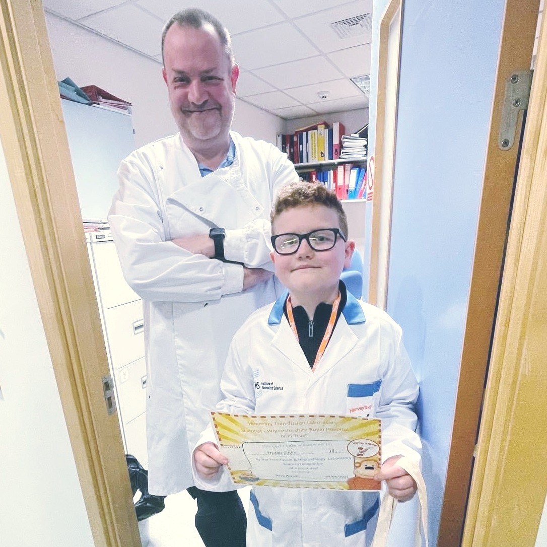 We've loved giving special tours of our Blood Laboratory for children undergoing treatment to see their own blood samples get processed.

It's part of a scheme called #HarveysGang, showing some of our youngest cancer patients what happens to their blood after it's taken.

1/2...