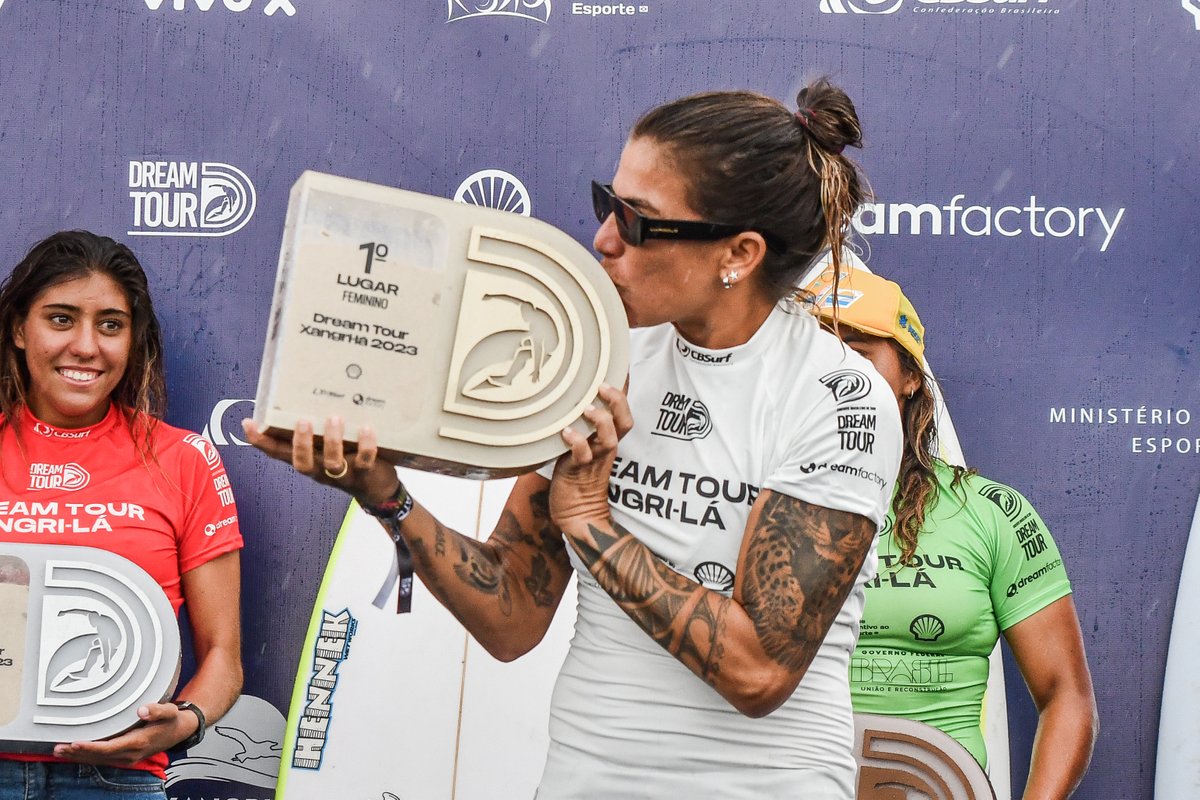sportv's tweet photo. FOTAÇA da líder do ranking feminino do #DreamTour! Respeito MÁXIMO para a @SilvanaLimaSurf ❤️

📸: CBSurf

#TBT #SilvanaLima https://t.co/ClbYi5dOzQ