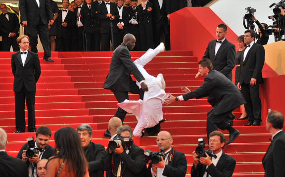 RuPaulsDragRace's tweet photo. BREAKING 🚨 Jason Derulo has fallen down the stairs at the #AllStars8 Ruveal 🤯 https://t.co/YHDFGD5qEB