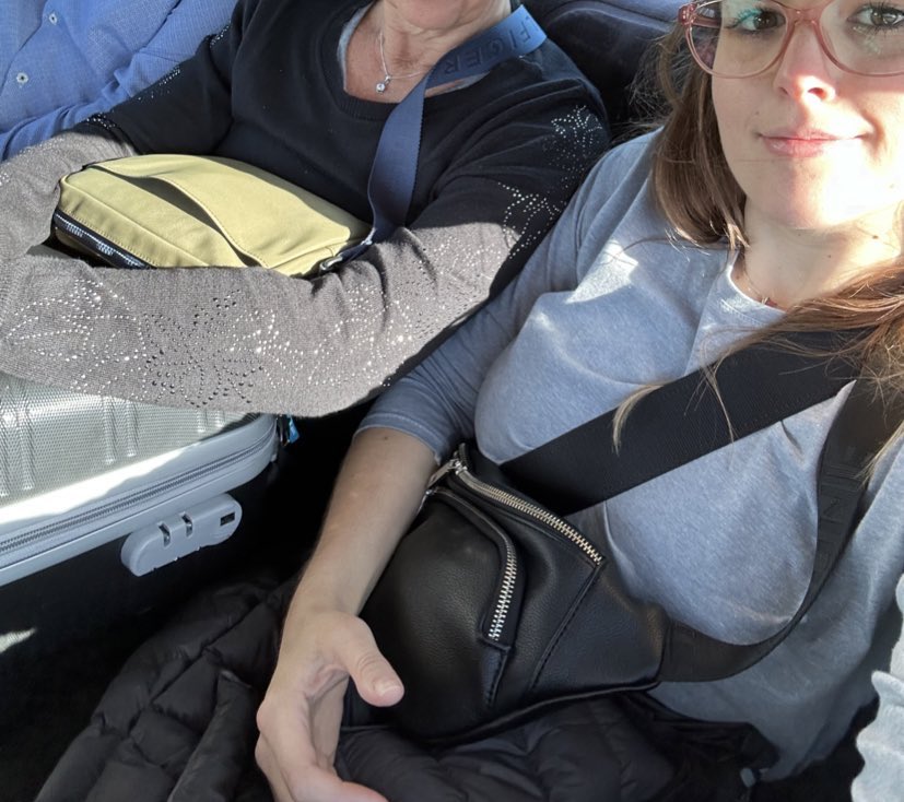 mechcastro's tweet photo. @Aerolineas_AR Pague pasaje aéreo. Así me está llevando en este momento @Aerolineas_AR a destino. 4 pasajeros en un remisse con los carry on sobre la falda. Vergonzoso es poco. https://t.co/CviJEzgNml
