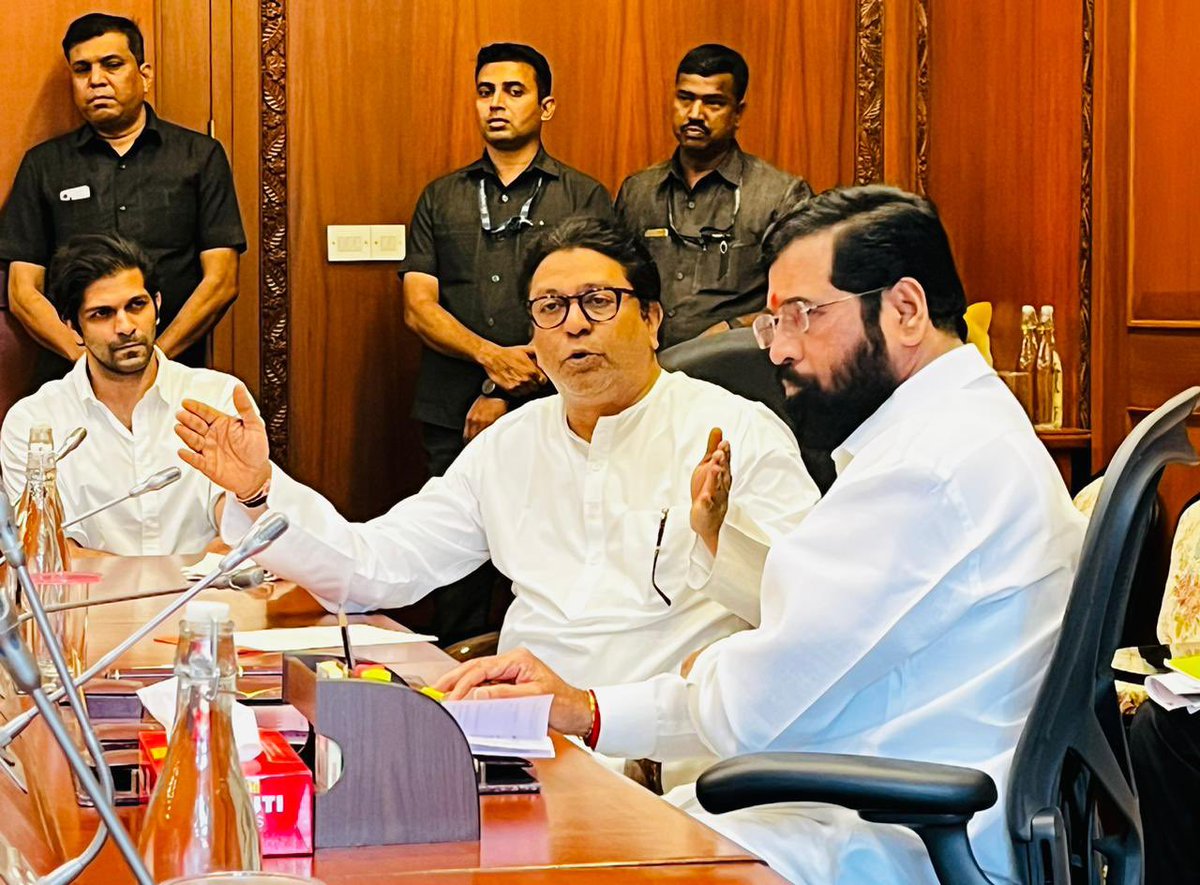 RajThackeray's tweet photo. राज्य शासनाच्या शाळा वगळून राज्यातील इतर परीक्षा मंडळाच्या शाळांमध्ये मराठी ह्या विषयाचे मूल्यांकन एकत्रित मूल्यांकानांमध्ये धरू नये आणि त्यांना केवळ श्रेणी द्यावी असा निर्णय महाराष्ट्र शासनाने जाहीर केला आहे. हा निर्णय चुकीचा आहे आणि तो शासनाने विनाव���लंब मागे घ्यावा अशी मागणी मुख्यमंत्री मा. श्री. एकनाथजी शिंदे ह्यांच्याकडे केली.