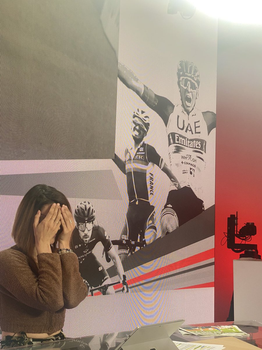 Message de service : le graphiste, qui a fait le fond d’écran sur notre plateau, est convoqué pour une enquête de moralité 😜
#CaVaFrotter