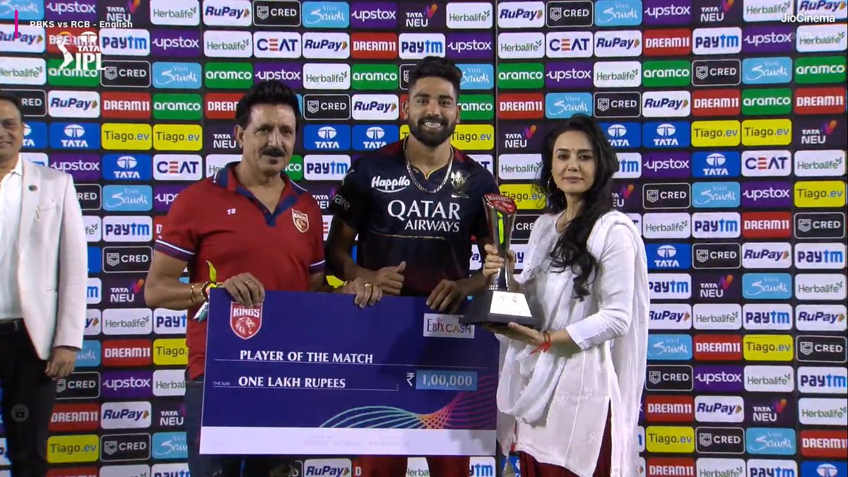 mufaddal_vohra's tweet photo. Preity Zinta presents Mohammad Siraj Player Of The Match award.

What a spell by Siraj, one to remember! https://t.co/ayUjccxqhi