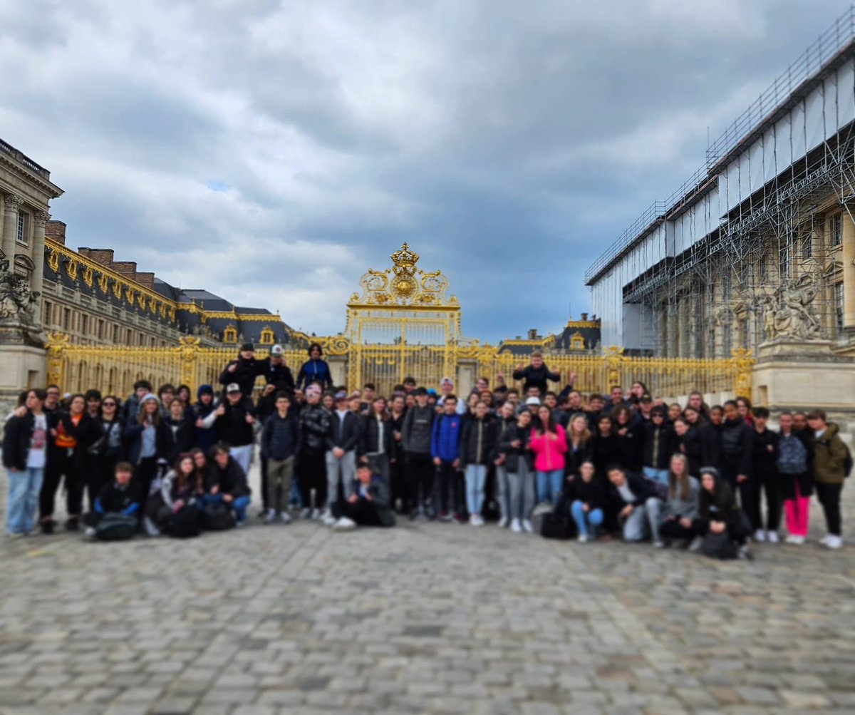 JDieuzaidePech's tweet photo. Fin du séjour parisien pour nos élèves, des images plein la tête. Après le Louvre et Beaubourg hier, visite du château de Versailles et pentathlon des arts.  Aujourd'hui c'était Versailles ici !  Nous prenons la route du retour. #PechParis https://t.co/uxCD88wftY