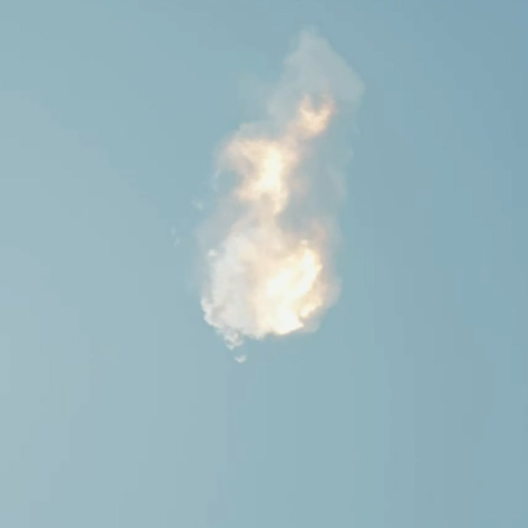 PopCrave's tweet photo. Elon Musk’s SpaceX Starship rocket explodes mid-flight after boosters fail to separate from shuttle. https://t.co/7BHxtcsvJM