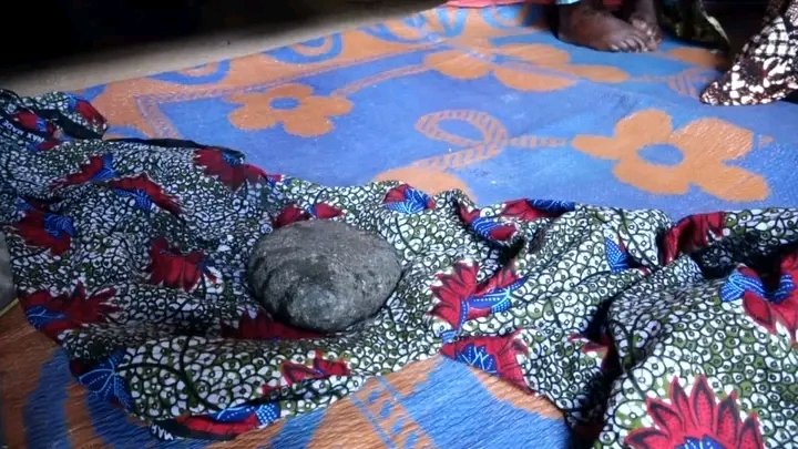 koncept_tv's tweet photo. Wakazi katika Manispaa ya Musoma mkoani Mara leo Aprili 20 wameingiwa na taharuki baada ya mwili wa mtoto, AMIRI HAMIS mwenye umri wa mwezi mmoja na siku 12 kudaiwa kugeuka jiwe huku baadhi ya watu wakihusisha tukio hilo na imani za kishirikiana. #taharuki #kichanga #jiwe https://t.co/f4YwuJC89L