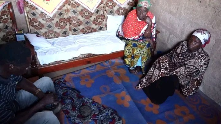 koncept_tv's tweet photo. Wakazi katika Manispaa ya Musoma mkoani Mara leo Aprili 20 wameingiwa na taharuki baada ya mwili wa mtoto, AMIRI HAMIS mwenye umri wa mwezi mmoja na siku 12 kudaiwa kugeuka jiwe huku baadhi ya watu wakihusisha tukio hilo na imani za kishirikiana. #taharuki #kichanga #jiwe https://t.co/f4YwuJC89L