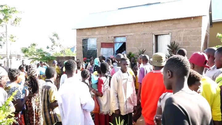 koncept_tv's tweet photo. Wakazi katika Manispaa ya Musoma mkoani Mara leo Aprili 20 wameingiwa na taharuki baada ya mwili wa mtoto, AMIRI HAMIS mwenye umri wa mwezi mmoja na siku 12 kudaiwa kugeuka jiwe huku baadhi ya watu wakihusisha tukio hilo na imani za kishirikiana. #taharuki #kichanga #jiwe https://t.co/nheTm3UZao