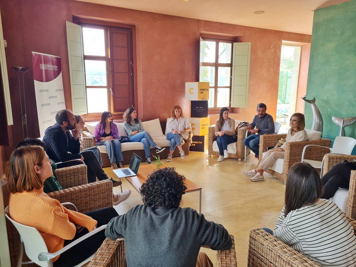 depo_es's tweet photo. O laboratorio creativo #ConectaLab da @depo_es e @GaliciaCREA pecha a súa primeira edición cun encontro para analizar a necesidade da perspectiva de xénero no cinema

@paulaconsvarela, María Vázquez, Álvaro Gago e Belén Puime reflexionaron sobre a importancia de contar cun punto de vista feminino no audiovisual 

Esta iniciativa converteu estes días San Simón no epicentro da creación audiovisual con 7 cineastas galegos/as que recibiron formación de titores e titoras expertas para avanzar nos seus proxectos