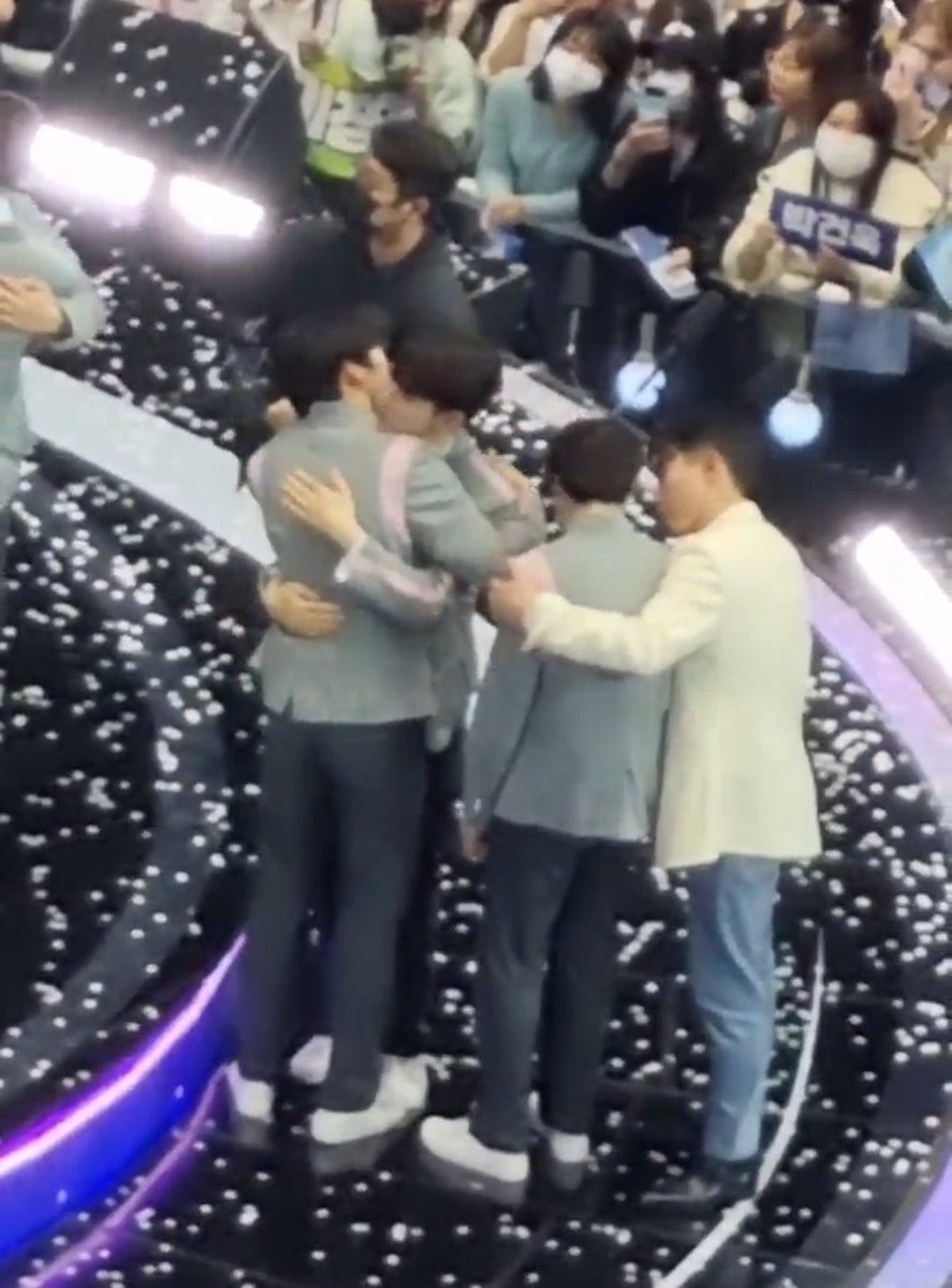 statuesquejay's tweet photo. the fact that it shows how he wants jay to debut. And now seeing him comforting jay, now there's a chance that he would do something and make an offer for his fave jay chang. https://t.co/z7XOQPdces