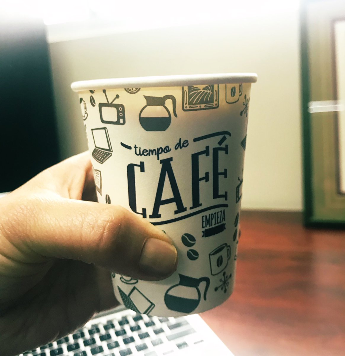 PalabrasDisBlog's tweet photo. Un café ☕️ para llevar el día. Una bebida que acompaña en todos los momentos 😊. 

Trabajanding #Comunicación https://t.co/EWretDlOAt