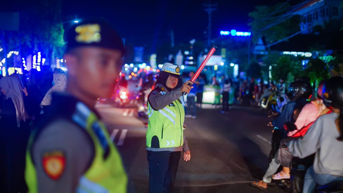 PolwanGK's tweet photo. Polwan Polres Gunungkidul melaksanakan kegiatan pengamanan Takbir Keliling di wilayah Wonosari, Gunungkidul. Kegiatan ini bertujuan untuk memberikan rasa aman dan nyaman bagi warga masyarakat yg melaksanakan takbir keliling. https://t.co/BuFcWCcCxD