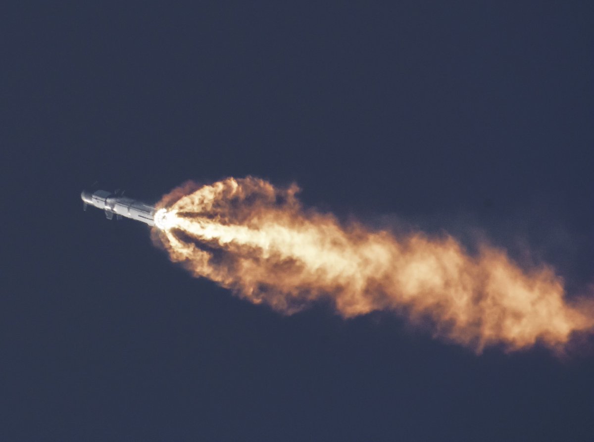CalderoneLuca's tweet photo. Sono state pubblicate poco fa da #SpaceX tre bellissime immagini del lancio di oggi del sistema #Starship .
#StarshipLaunch #BocaChica 

Credit 📸: SpaceX https://t.co/ZVX398LB3V