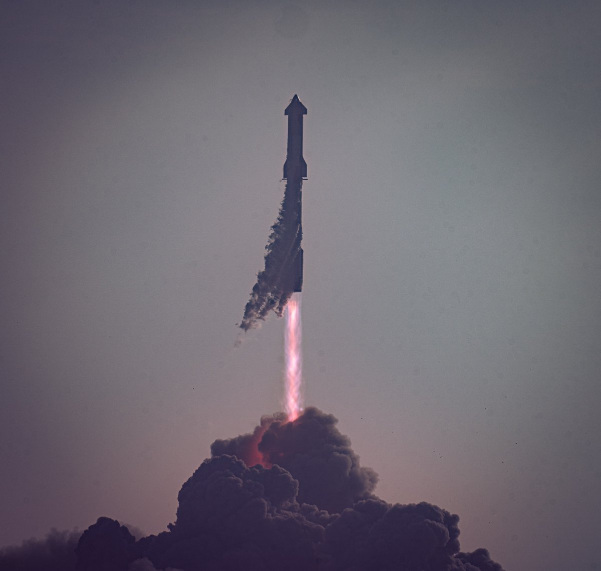 CalderoneLuca's tweet photo. Sono state pubblicate poco fa da #SpaceX tre bellissime immagini del lancio di oggi del sistema #Starship .
#StarshipLaunch #BocaChica 

Credit 📸: SpaceX https://t.co/ZVX398LB3V