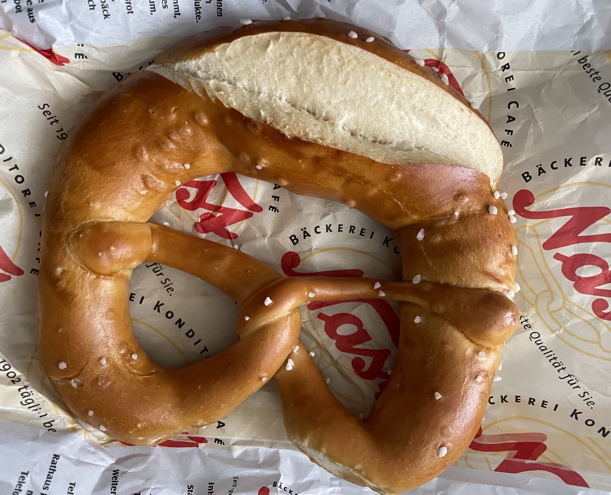 Brezel von Nast (Foto am Nachmittag von Zweitbrezel mit bereits weggesaugtem Salz, die frische am Morgen sah wesentlich vitaler aus!)