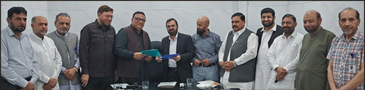 سربراہ ایوان صنعت و تجارت فیصل آباد ڈاکٹر خرم طارق اور صدر مجاہد ویلفیئر کونسل مفاہمتی یاداشت پے دستخط  کے بعد دستاویزات کا تبادلہ کر رہے ہیں جبکہ دیگر عہدیداران بھی اس موقع پر موجود ہیں۔