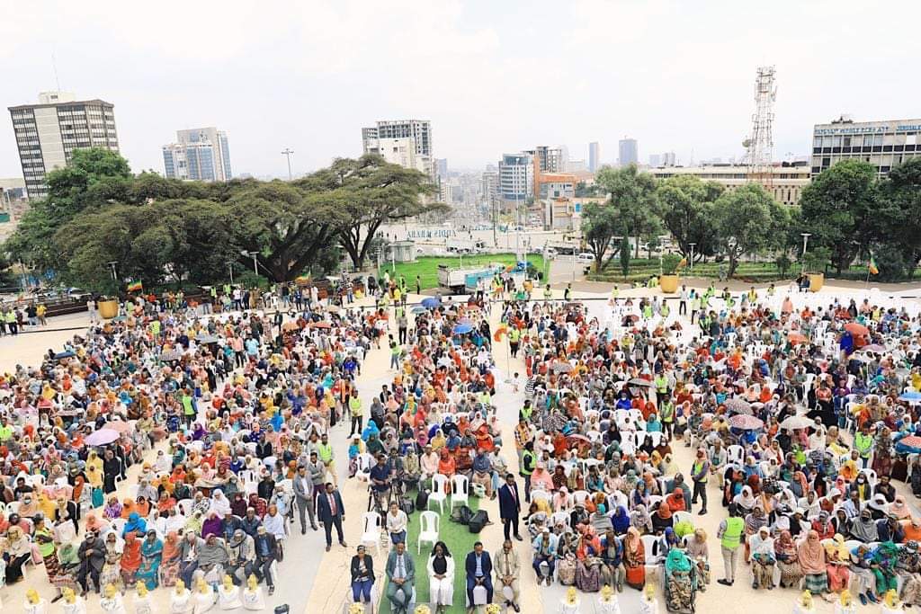 - የከንቲባ አዳነች አቤቤ መልዕክት ፦
"የኢድ አልፈጥር በዓልን ምክንያት በማድረግ ለ 71ሺህ 314  ለሚሆኑ ሙስሊም ወገኖቻችን ማዕድ አጋርተናል።
<a href="/AdanechAbebe/">adanech abebe</a>