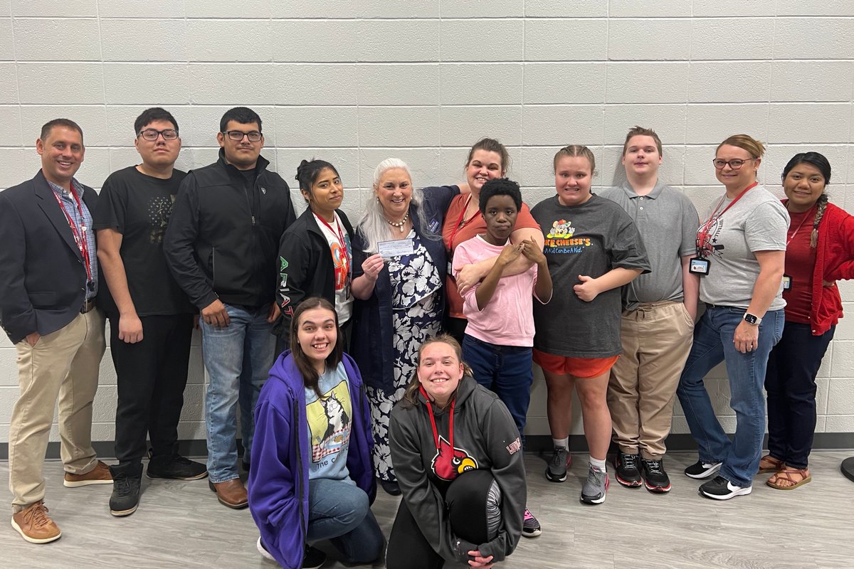 murraystcoehs's tweet photo. The Murray State Student Council for Exceptional Children adopted Ms. Clarissa Pease's classroom at Mayfield High School and presented her with a $200 check to fund her classroom needs! Pictured are Mr. Edwards, Ms. Pease, her students, and CEC advisor Dr. Jamie Mahoney! https://t.co/AeGzu0ZlJX