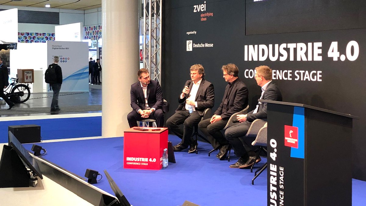 VDMAonline's tweet photo. #OPCUA, #AutomationML und #AAS stehen nicht in Konkurrenz. Auf der @hannover_messe diskutieren Stefan Hoppe, @OPCFoundation Dr. Christian Mosch, IDTA und Prof. Dr. Rainer Drath, AutomationML, welches Potential in einer kollaborativen Nutzung steckt. #Interoperability #HM23 https://t.co/fbs3UtOxPR