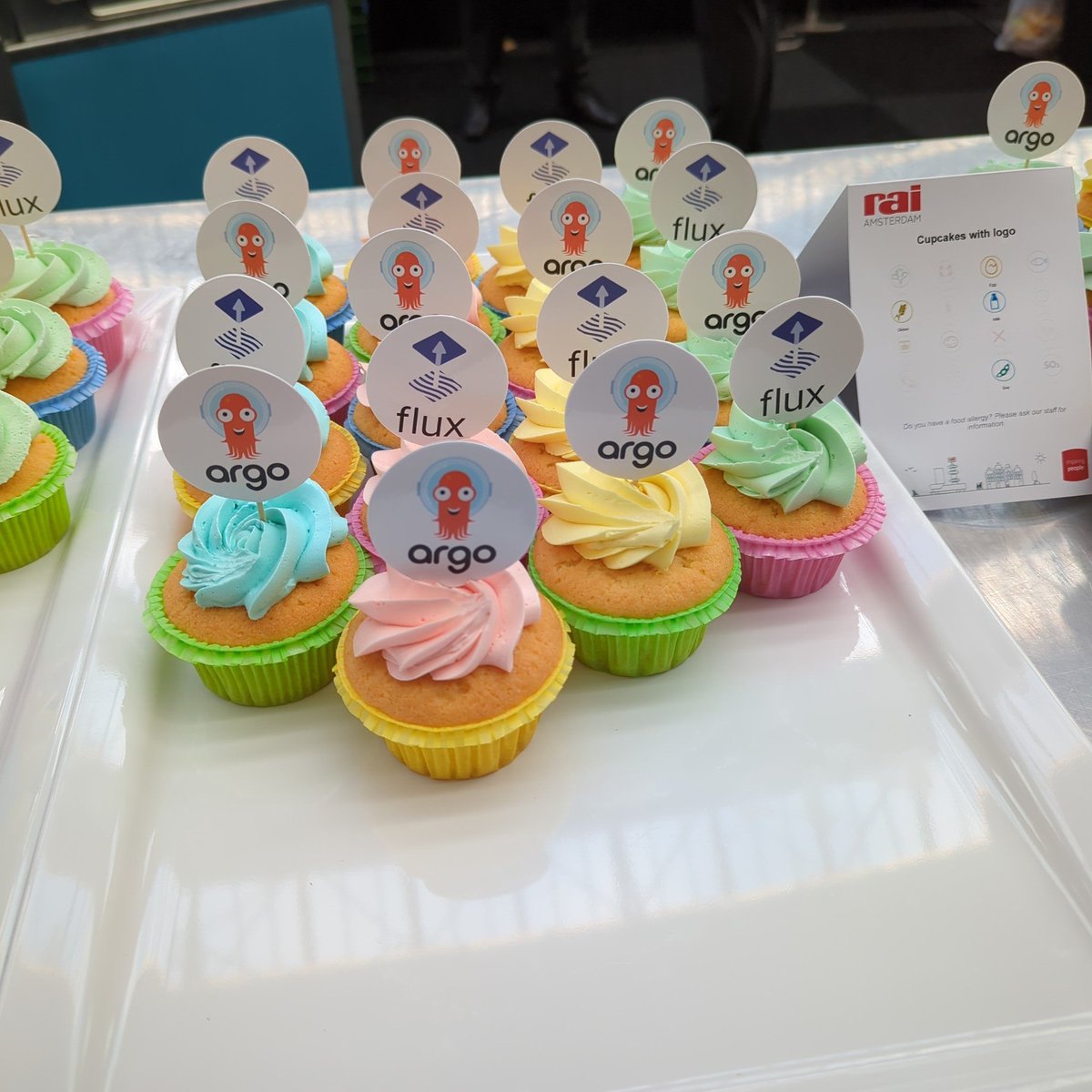 christianh814's tweet image. Get your @argoproj and @fluxcd cupcakes!