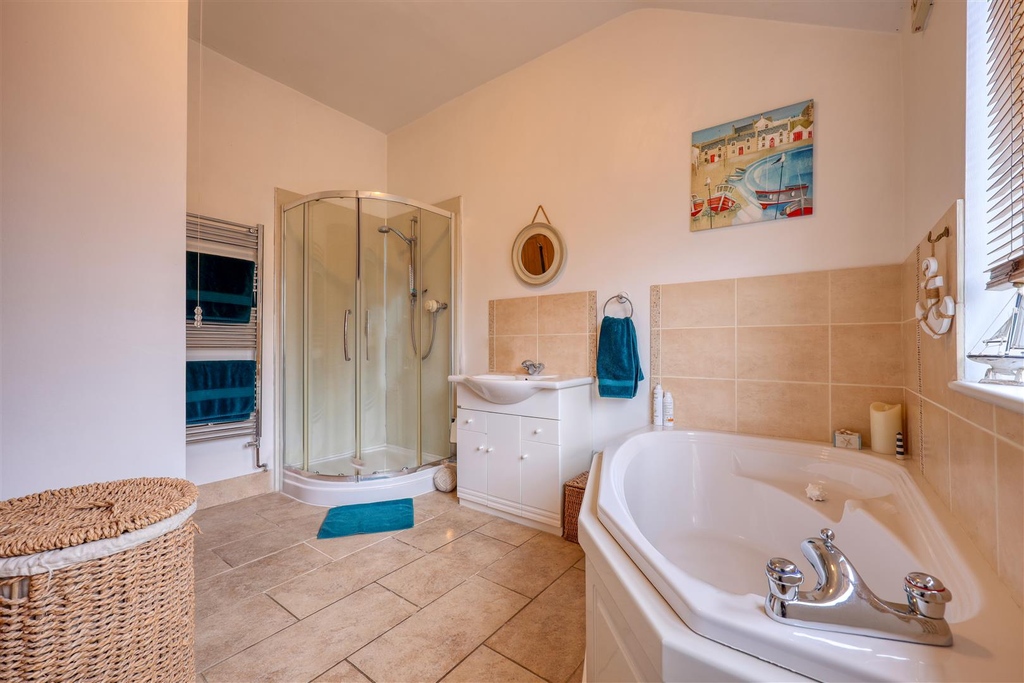 AlexandersLtd's tweet photo. NEW TO THE MARKET
Station Road, Market Bosworth
Guide Price £275,000
An immaculate and beautifully presented three-bedroom bungalow in the highly regarded Market Bosworth.

📲Call to view: 01455 291471

#loughborough #ashby#shepshed #meltonmowbray #marketbosworth #eastmidlands https://t.co/yMmtWYa2b4