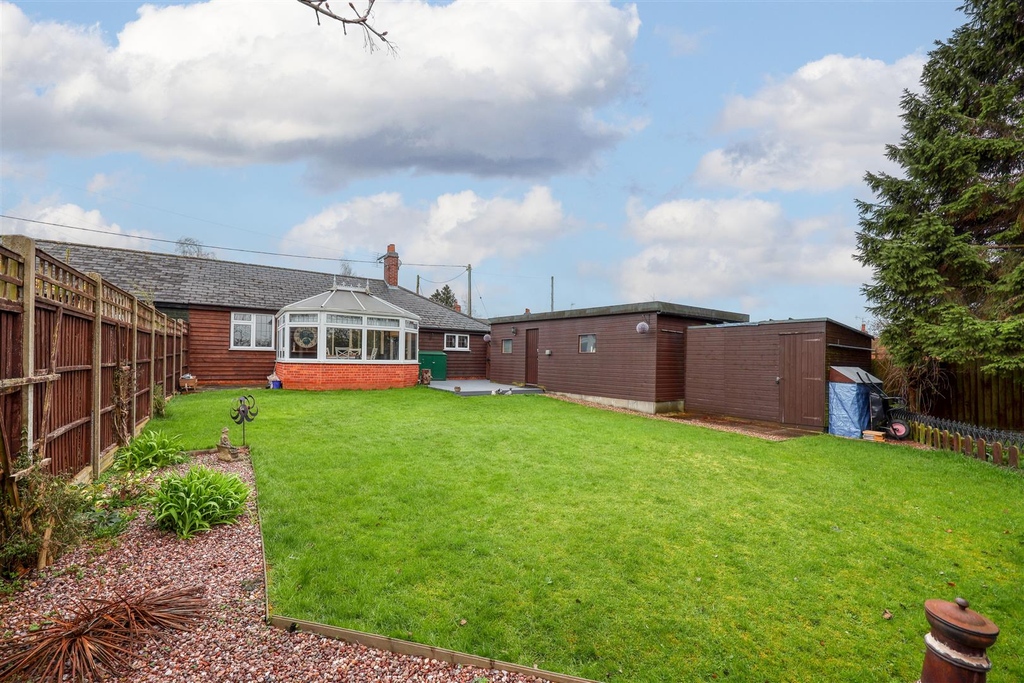 AlexandersLtd's tweet photo. NEW TO THE MARKET
Station Road, Market Bosworth
Guide Price £275,000
An immaculate and beautifully presented three-bedroom bungalow in the highly regarded Market Bosworth.

📲Call to view: 01455 291471

#loughborough #ashby#shepshed #meltonmowbray #marketbosworth #eastmidlands https://t.co/yMmtWYa2b4