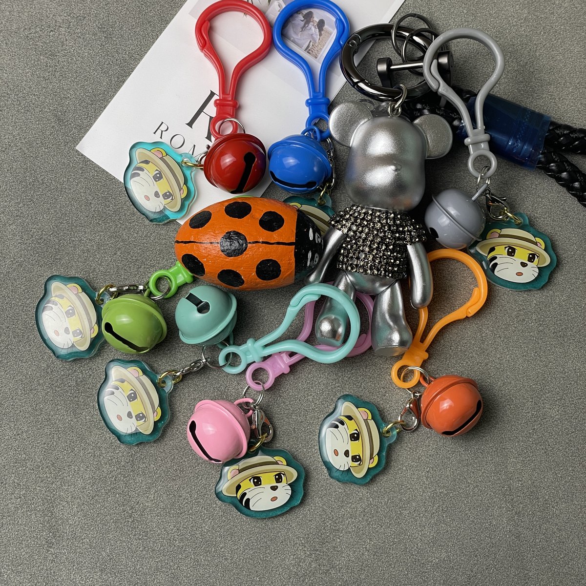 GiftsTigerkin's tweet image. The keychains with colorful bells are coming,  jingling jingling....🔔🔔🔔

Which color you prefer, tell us below, we can send samples freely. 

#acrylickeychains #animekeychains #cutekeychains #customkeychains #bell #kawaiikeychains #kawaiitiger #cutetiger #cuteart #kawaiiart