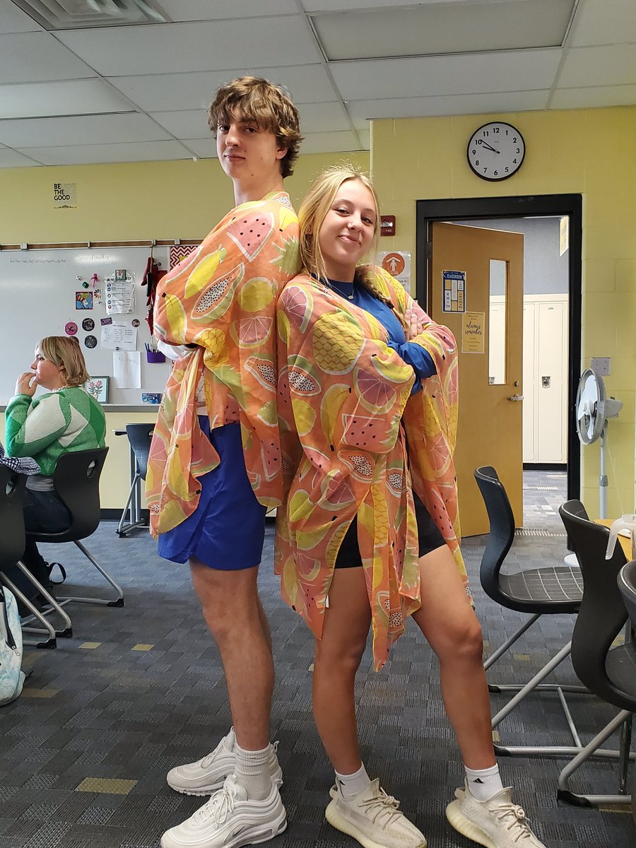 SenoraAmador's tweet photo. These two estudiantes de Español 3 choose matching shaws from my bolsa negra as their premios for winning a @PlayBlooket !

#SpanishWithAmador https://t.co/NFDPGkI3ji