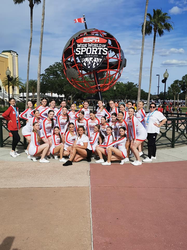 Fundacja_PFN's tweet photo. 🇵🇱 Biało-czerwone cheerleaderki w finale mistrzostw świata w Orlando! 🇺🇸

Wśród finalistek znajduje się współtworzący kadrę @AxelUKS
Ostateczne zmagania w kategoriach youth i junior rozpoczną się dziś po północy polskiego czasu. Trzymamy kciuki! 
#PFN z dumą wspiera zespół Axel. https://t.co/eHHstxCIBZ