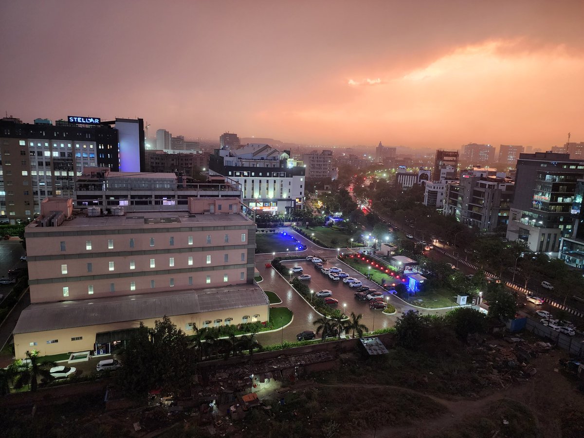 suchit_kr's tweet photo. Noida skyline from the #VSPAGY office https://t.co/QF55Nf3d1I