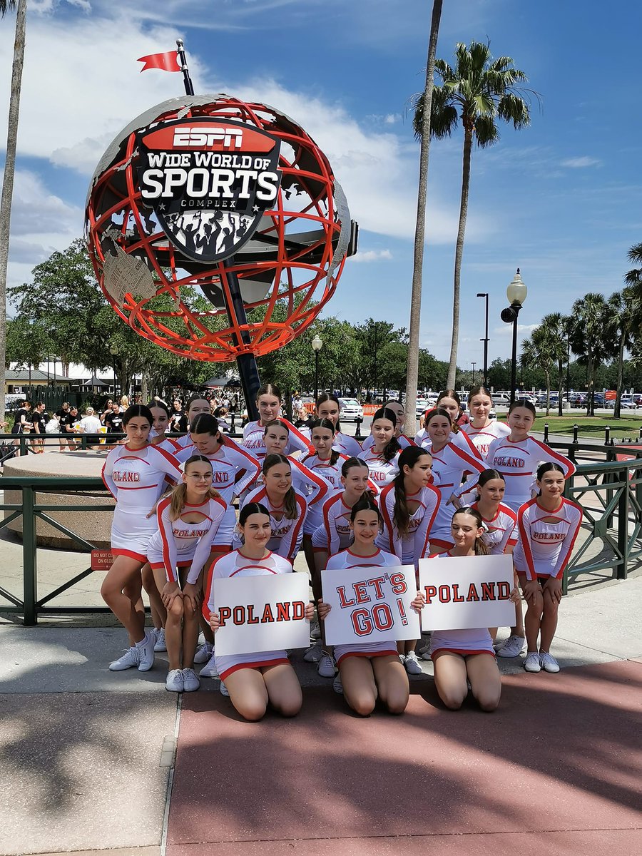 Fundacja_PFN's tweet photo. 🇵🇱 Biało-czerwone cheerleaderki w finale mistrzostw świata w Orlando! 🇺🇸

Wśród finalistek znajduje się współtworzący kadrę @AxelUKS
Ostateczne zmagania w kategoriach youth i junior rozpoczną się dziś po północy polskiego czasu. Trzymamy kciuki! 
#PFN z dumą wspiera zespół Axel. https://t.co/eHHstxCIBZ