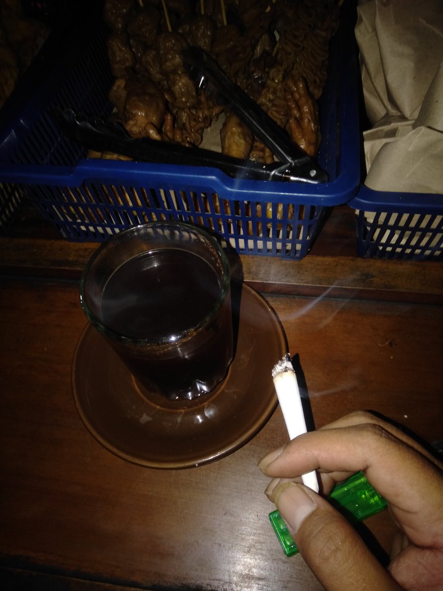 Sastrojendro91's tweet photo. Dari pada pusing ngributin lebaran mending ngupi Karo nglinting,,,‼️
,
,
,
,
,
📌 Lebaran sudah pasti 1 Syawal🤭
Nurut sama pemirintah saja,,
#sidangisbat #ngopi #tingwe https://t.co/ZWqm8OTbkt