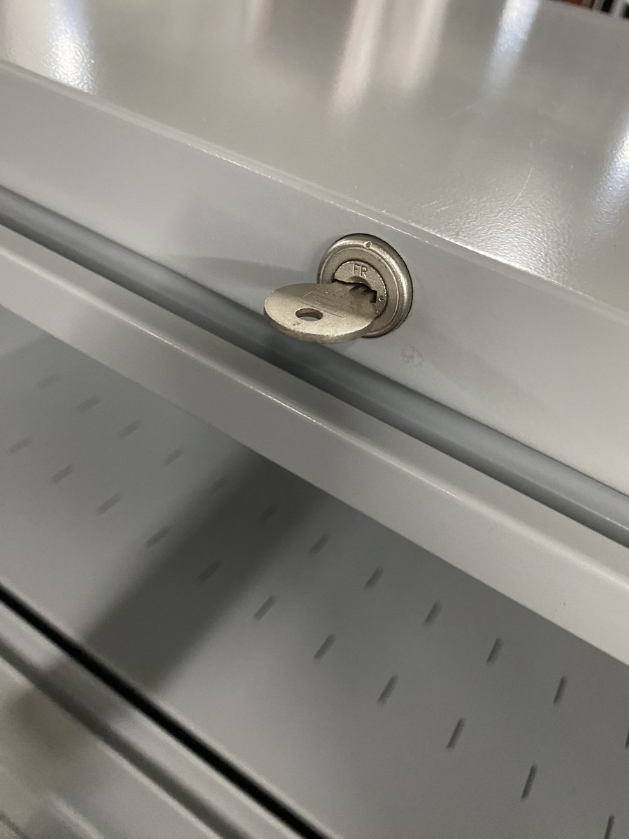 DFSIHOUSTON's tweet image. Steelcase 900 series 5 drawer lateral file cabinet, commercial grade, heavy duty, metal in gray finish, file hanging frames, fit letter or legal files, working lock with key, dimensions : 36” wide x 18” deep x 64.5” height  #steelcase #filecabinets #HoustonTX