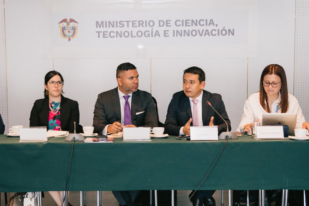USCOLBC's tweet photo. Culminamos nuestra visita oficial con una dinamica conversacion con el Min. @arturolunat donde discutimos estrategias de cooperacion #PPP en las areas de #SeguridadAlimentaria, #TransicionEnergetica, #Salud, #BioEconomia, y #Paz. Reto aceptado!! #SumateConCiencia https://t.co/pC2Ug9XbS3