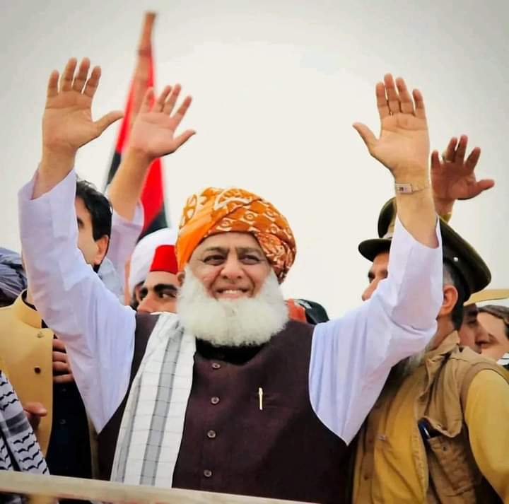 SwshlT's tweet photo. بھاگو بندیال بھاگو مولانا آرہا ہے 
#مولانا_ڈٹ_گۓ https://t.co/QtTjeryb8L