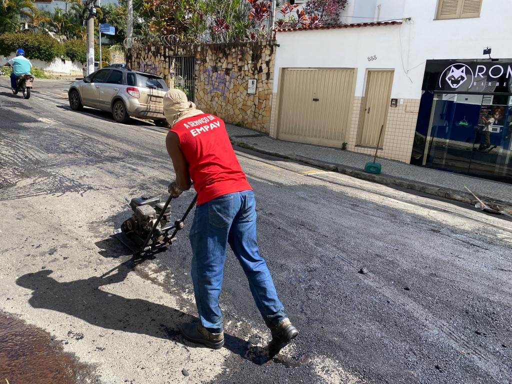 prefeiturajf's tweet photo. Quintou com tapa-buracos! 🛣️
Antes do feriado, as equipes da PJF deram sequência à operação com serviços na rua Benjamin Constant, no Centro, e na rua Guimarães Júnior, no Nova Era II.
✅ Vem comigo no fio para conferir mais ações do #ProgramaBoniteza hoje! https://t.co/OE8s8J3Djq