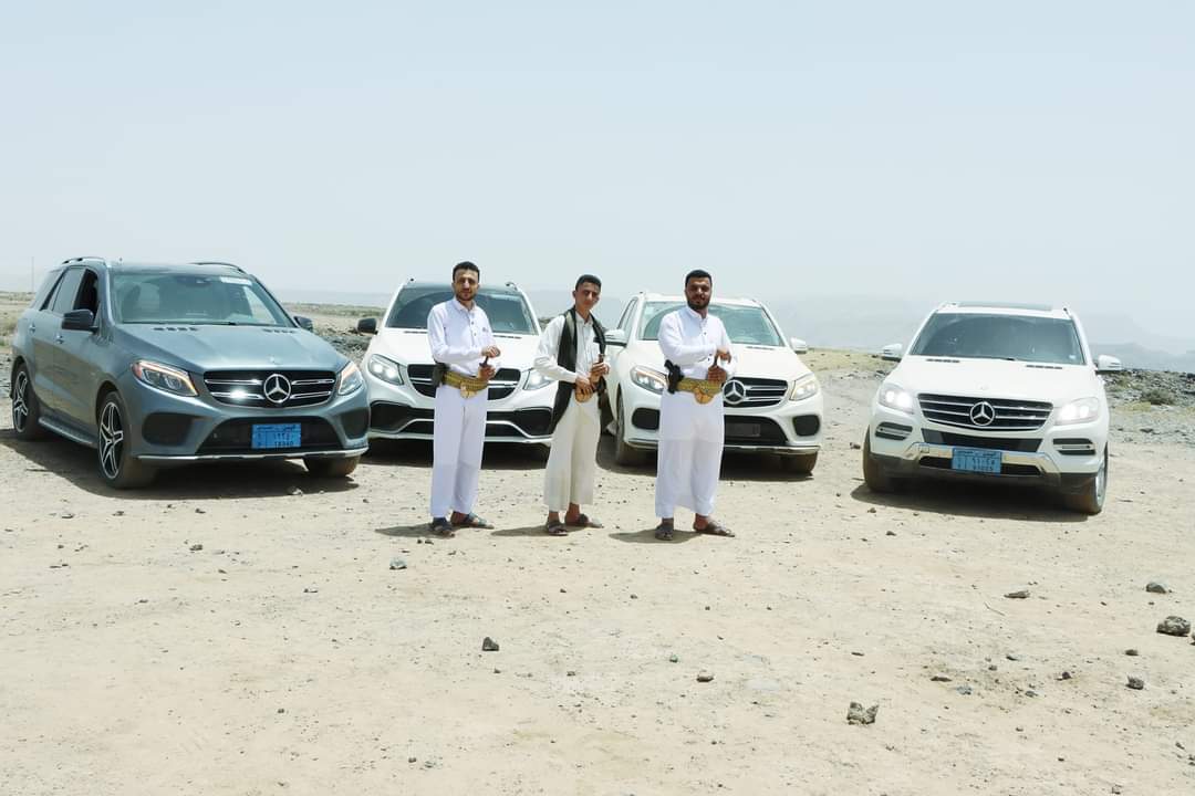 AlhasanyFayz's tweet photo. @Moh_Alhouthi هذا ابسط مثال
عيال ال البيت 
4 سيارات مرسديس
سعر الواحده مايعادل 100 الف دولار ..
الأستاذ التربوي الصعفاني يموت وهو يبحث عن الصدقات في #صنعاء وهؤلاء جهال فوق مرسديس 
ويقولك العدوان سرق قوت الشعب
والله ماحد جوع الشعب غيركم يا انجس مخلوقات الارض https://t.co/wBGd7logI7