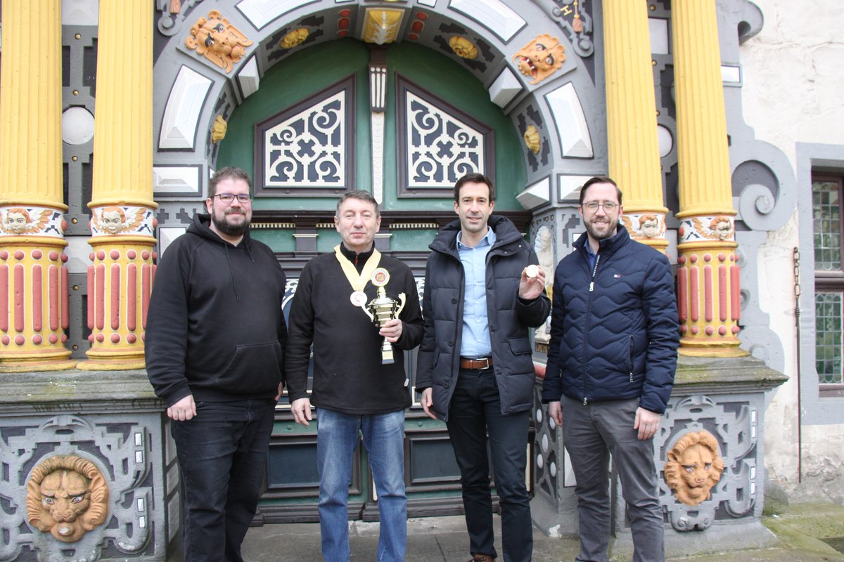 HannMuenden's tweet photo. Die Feinkostfleischerei Ritter der Rotwurst aus Hann. Münden holte mit ihrer Blutwurst Anfang April die Blutwurst-Weltmeisterschaft in Mortagne-au-Perche (FR). Die Mündener Blutwurst trat gegen 400 weitere Bewerber aus aller Welt an und gewann den Titel zum 10x! #hannmuenden https://t.co/oZgSVaCBY2