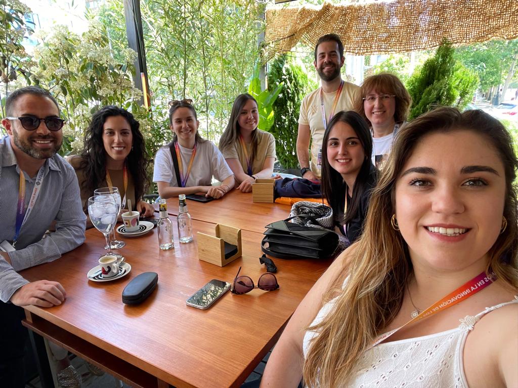 En el descanso #faecap23 #asanec23 #SúperCors <a href="/esthermrn/">Esther 🦋</a> <a href="/raqueljulian1/">Raquel</a> <a href="/_usobiaga/">Ana</a> Noelia García, #EFYC <a href="/dasulo95/">Daniel Susín</a> y tutores <a href="/rjaime2/">R</a> <a href="/Beatriz_Gmez_/">Beatriz Gómez Escalonilla</a> Nos falta La Trenado!