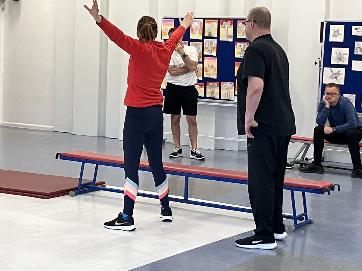 Many thanks to Gary Kirby for delivering a #WhatsYourMove primary teachers gymnastics course today. Great to see so many teachers engaged. Thanks also to @WCommonPS for hosting the training! 🤸