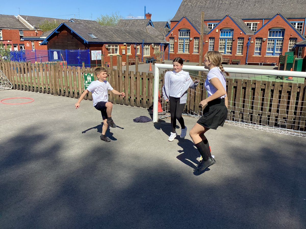 Vernon56KS2's tweet photo. We also discussed the importance of warming up our muscles before exercise! We used #RallyCoach to take each other through a warm up. #VPPPE https://t.co/J1T9mXzl7r