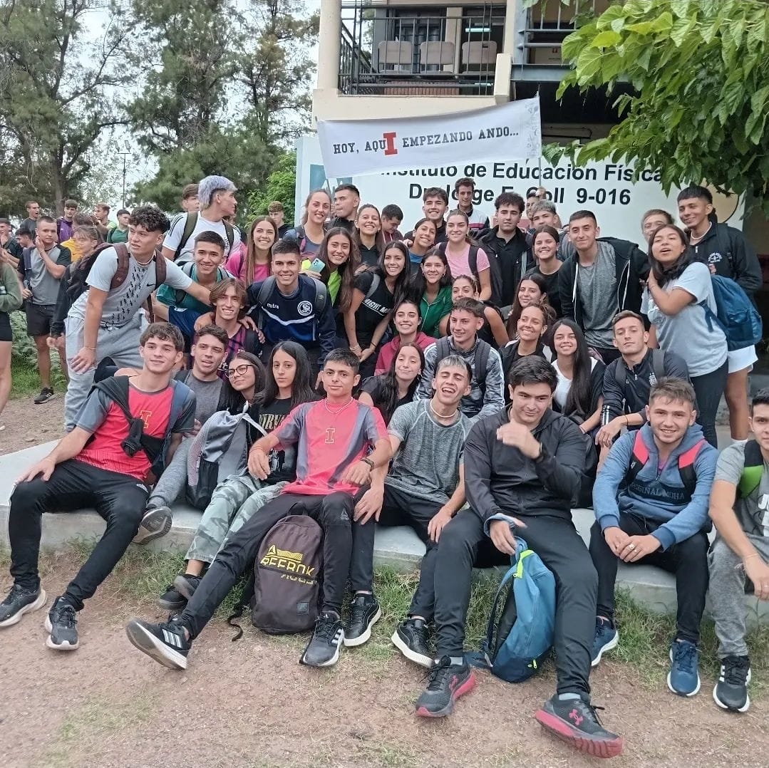 Estudiantes de primer año del Nivel Superior celebraron su bienvenida en el marco del Proyecto “Enseñanza Saludable”.La propuesta acompaña a los/las ingresantes en su iniciación, ambientación y nivelación. Leé la nota completa en ➡ bit.ly/41meDRG