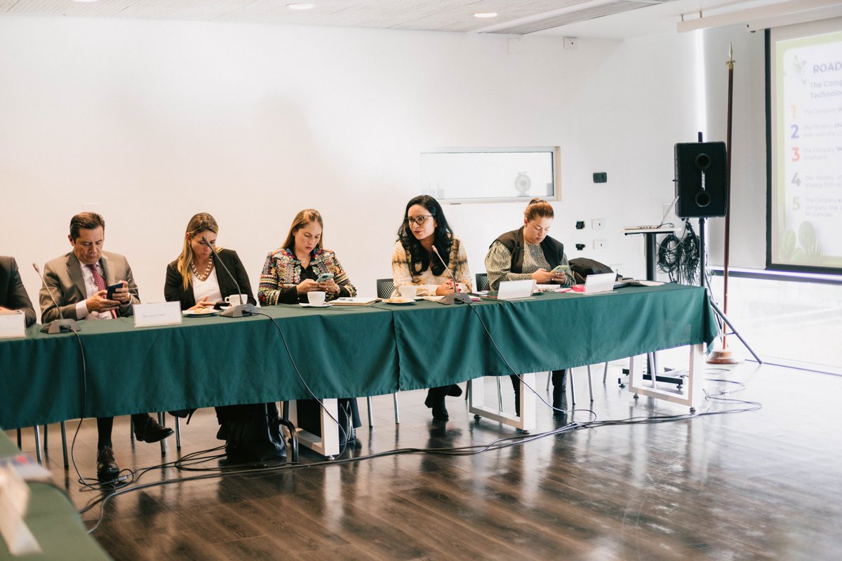 USCOLBC's tweet photo. Culminamos nuestra visita oficial con una dinamica conversacion con el Min. @arturolunat donde discutimos estrategias de cooperacion #PPP en las areas de #SeguridadAlimentaria, #TransicionEnergetica, #Salud, #BioEconomia, y #Paz. Reto aceptado!! #SumateConCiencia https://t.co/pC2Ug9XbS3