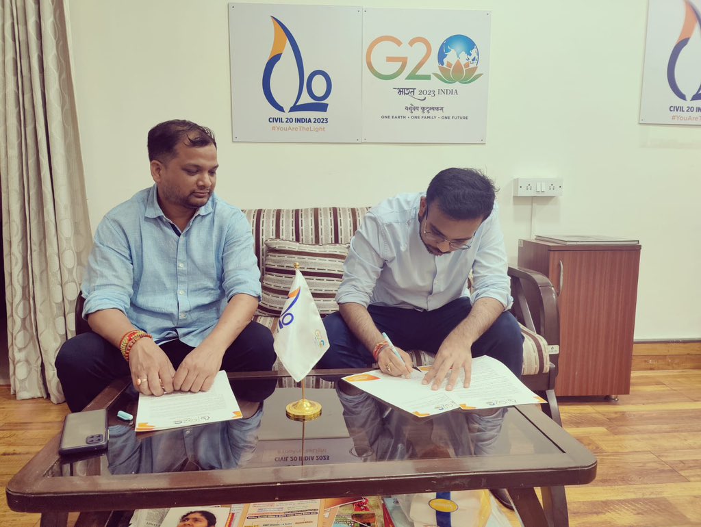 C20EG's tweet photo. C20 Sous Sherpa Dr Swadesh Singh (@swadesh171) signed an MoU with IndGenious through its convenor Pradyumna Malpani. INDGenius is an independent think tank that promotes the Indic thoughts and acts as a network for students of Pvt universities to achieve holistic growth. https://t.co/Zo198AU6CB