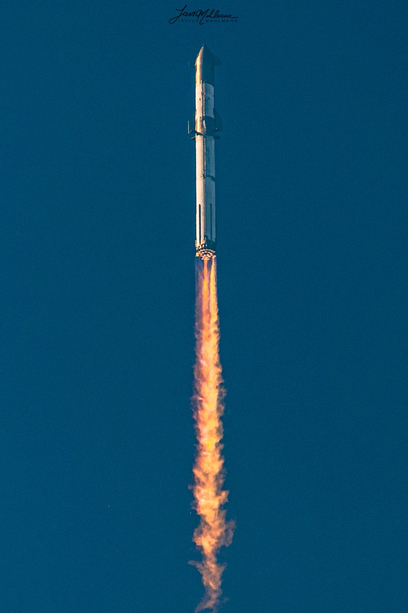 TrevorMahlmann's tweet photo. Straight on view of Starship + Super Heavy launching this morning from South Texas🚀 @elonmusk https://t.co/19NrEO6QEE
