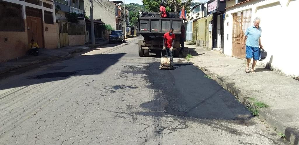 prefeiturajf's tweet photo. Quintou com tapa-buracos! 🛣️
Antes do feriado, as equipes da PJF deram sequência à operação com serviços na rua Benjamin Constant, no Centro, e na rua Guimarães Júnior, no Nova Era II.
✅ Vem comigo no fio para conferir mais ações do #ProgramaBoniteza hoje! https://t.co/OE8s8J3Djq